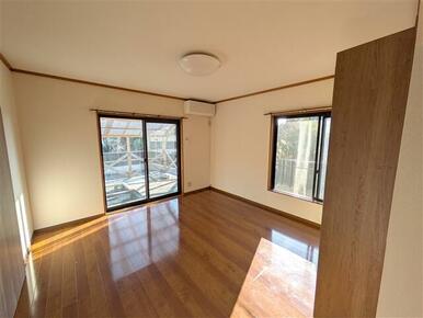 1F洋室です。周囲に遮る物もなく、良く日が差し込みます。