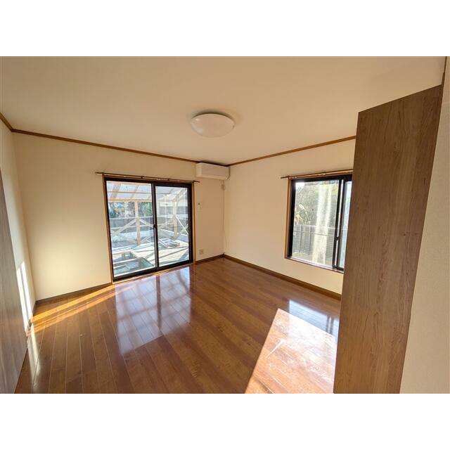 1F洋室です。周囲に遮る物もなく、良く日が差し込みます。