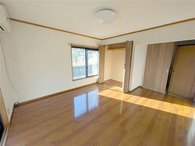 1F洋室です。周囲に遮る物もなく、良く日が差し込みます。