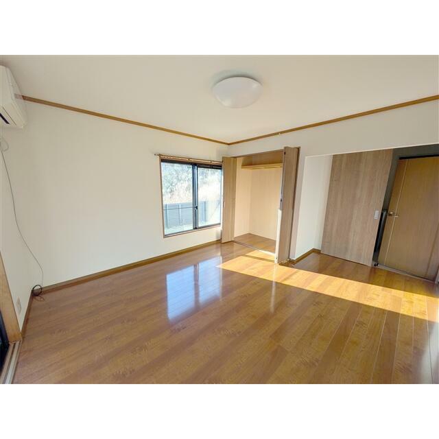 1F洋室です。周囲に遮る物もなく、良く日が差し込みます。