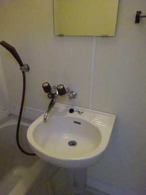 便利な鏡付き浴室内洗面台
