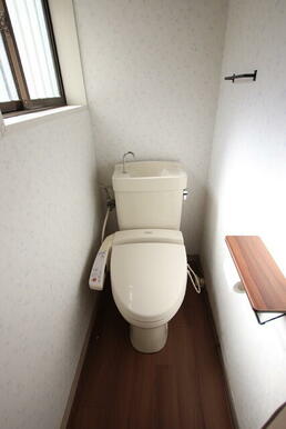 温水洗浄機能付き便座。１．２階にトイレ有り。