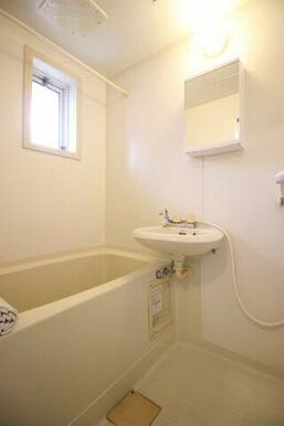 窓のある明るい清潔な浴室（2階同タイプ）