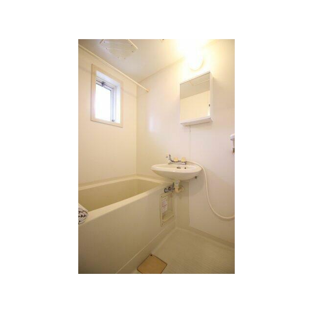 窓のある明るい清潔な浴室（2階同タイプ）