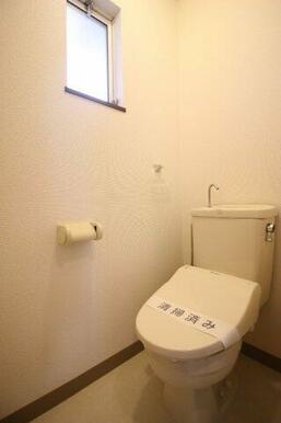 窓のある明るいトイレ（2階同タイプ）