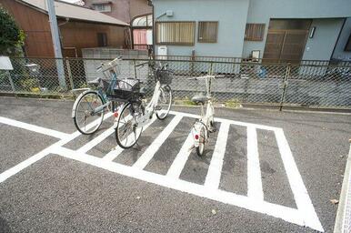 自転車置き場もありますよ♪