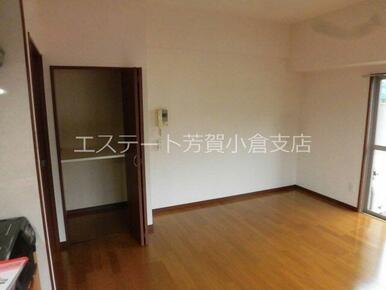 ２面採光の洋室。