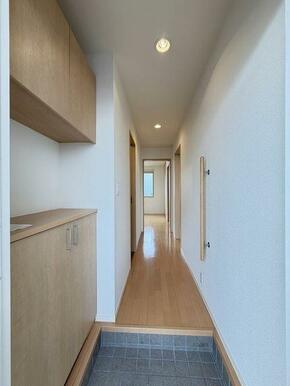 玄関には大容量な下駄箱の設置がございます。