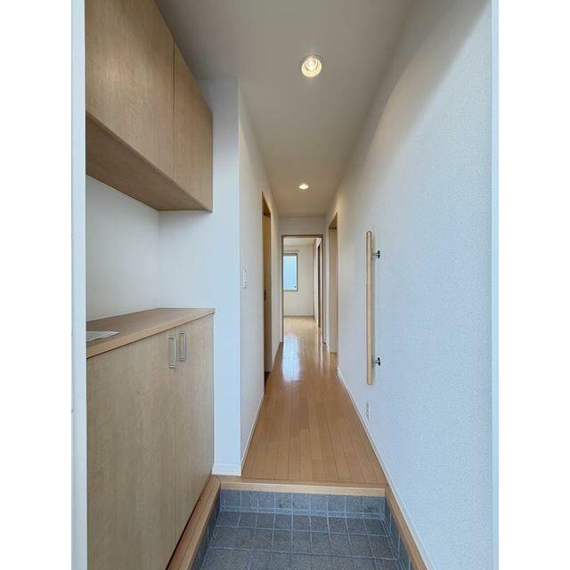 玄関には大容量な下駄箱の設置がございます。