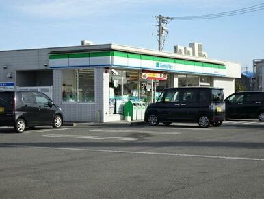 ファミリーマート　吉田かたおか
