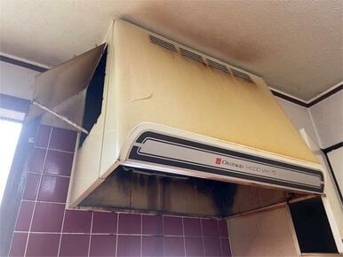 こちらのキッチンは、換気フードに経年による使用感が確認できます。ご自身のスタイルに合わせてリフォーム