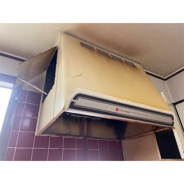 こちらのキッチンは、換気フードに経年による使用感が確認できます。ご自身のスタイルに合わせてリフォーム