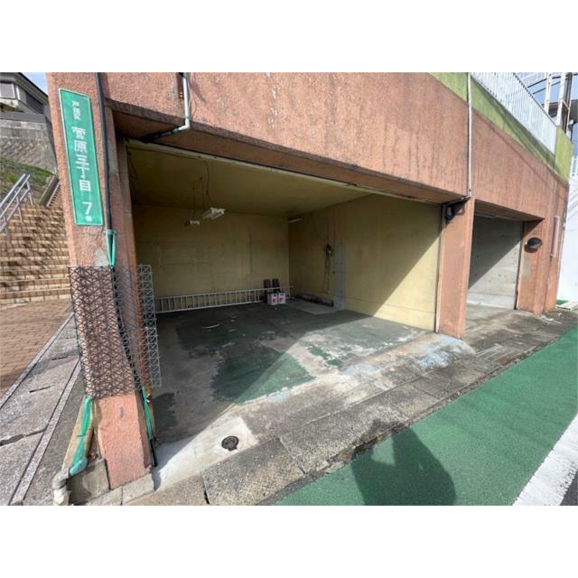屋根付き駐車場で雨の日も安心。大切なお車を風雨から守ります。お荷物の出し入れもスムーズです。