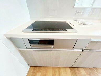 3口IHコンロ。お掃除もサッとひと拭きラクラクです