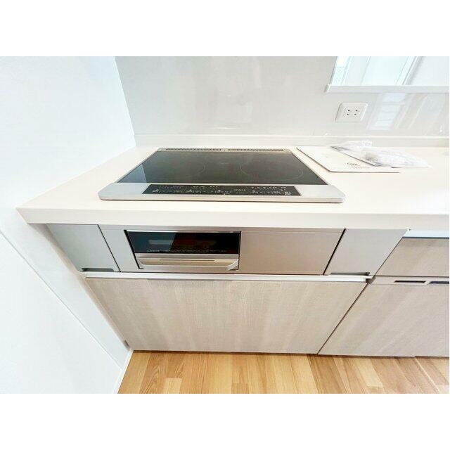 3口IHコンロ。お掃除もサッとひと拭きラクラクです