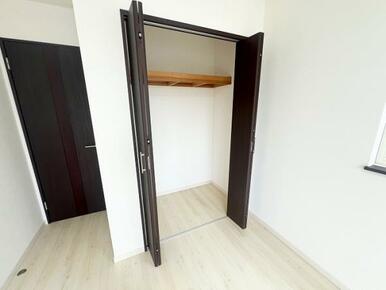 「南東側洋室約6.5畳」収納