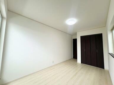 「南東側洋室約6.5畳」別角度撮影