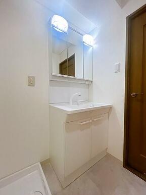 「脱衣所」洗面台新品交換済みです。