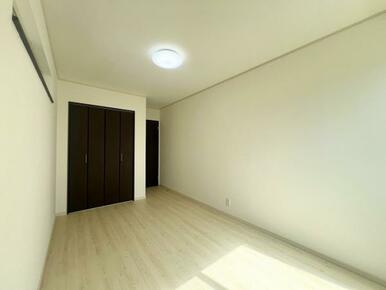 「南西側洋室約6.5畳」別角度撮影