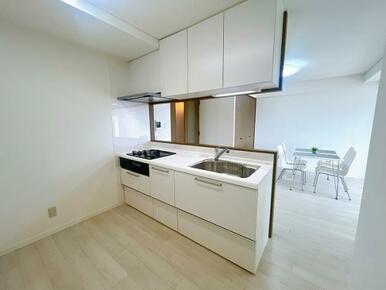 「キッチン」キッチンからダイニングの様子がよく見えます。