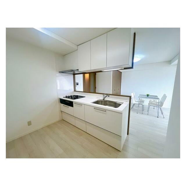 「キッチン」キッチンからダイニングの様子がよく見えます。