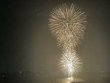 2026年7月撮影、ベランダから見た花火大会