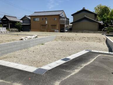 Ｄ号地西側より撮影　セットバックも完了し、お車の通行が容易となりました。