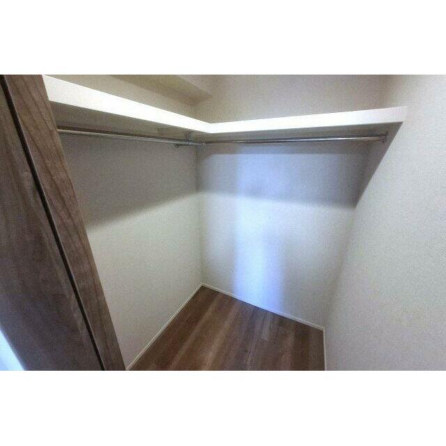 洋室約6.5帖内の広々ウォークインクローゼット。お部屋はすっきりと片付きます。