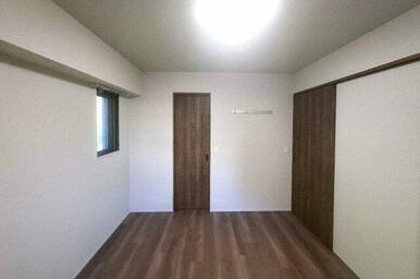 洋室約6.5帖は、主寝室にぴったりのゆったりとしたお部屋です。