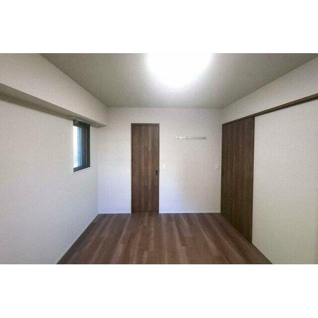 洋室約6.5帖は、主寝室にぴったりのゆったりとしたお部屋です。