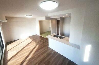 和室の襖を開放すると、約21.2帖の大空間が実現します。LDKの照明器具は新調済みです。