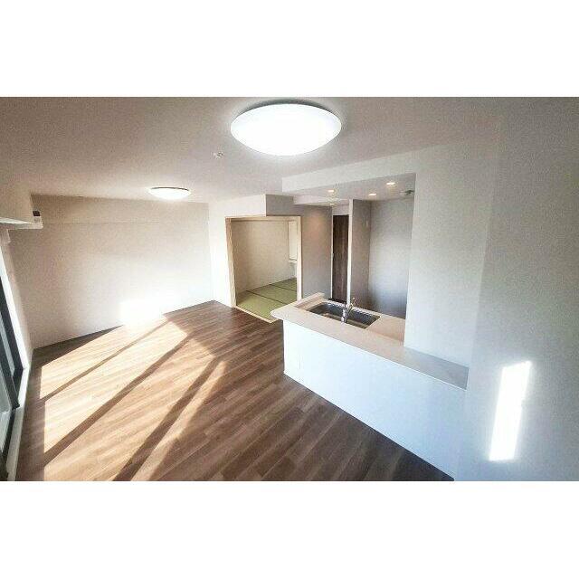 和室の襖を開放すると、約21.2帖の大空間が実現します。LDKの照明器具は新調済みです。