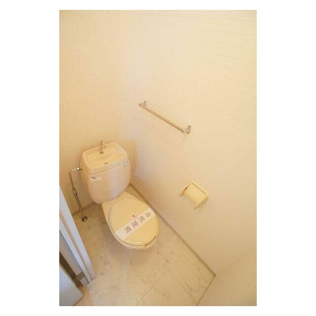 独立タイプのトイレです♪床は大理石調のクッションフロア♪