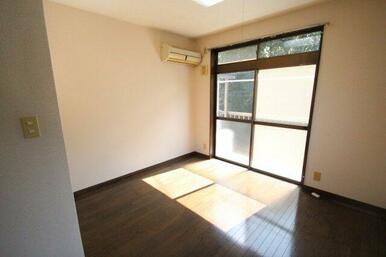 ※同建物ほかのお部屋の写真です。