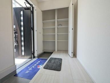 開ければ広がる、閉じれば落ち着く玄関（3号棟）