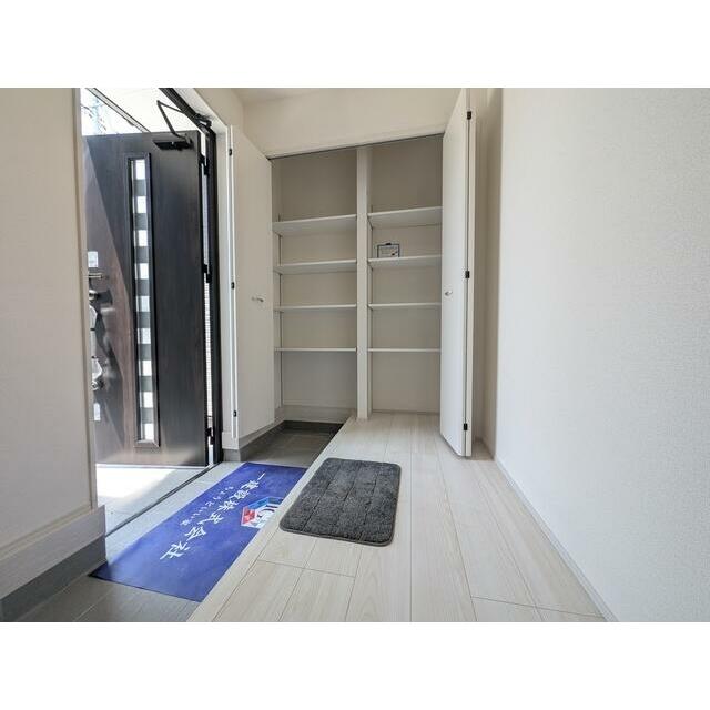 開ければ広がる、閉じれば落ち着く玄関（3号棟）