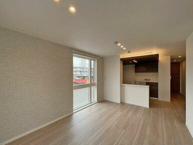 ＬＤＫ１６．８帖　対面カウンターキッチンで家族との対話を楽しみながら料理ができます。