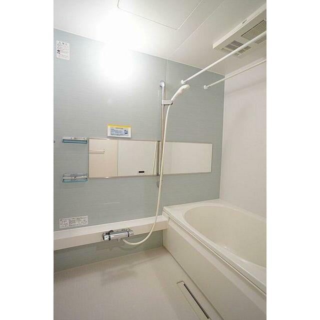 バスルーム　アクセントパネルを採用、浴室乾燥暖房機つきです。