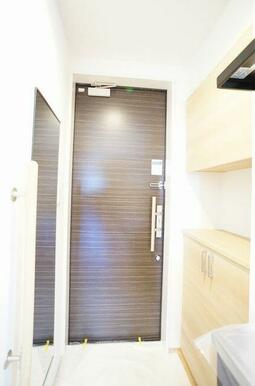 玄関　吊戸棚付きのシューズボックスを設置。姿見もございます。