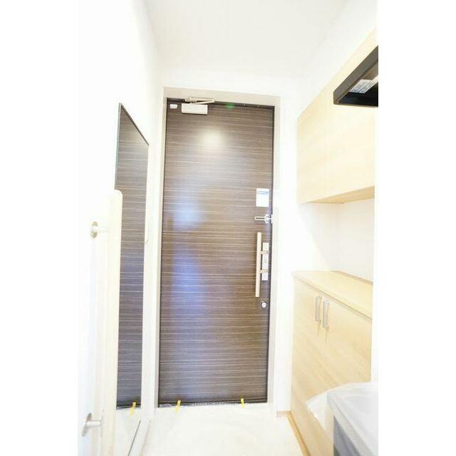 玄関　吊戸棚付きのシューズボックスを設置。姿見もございます。