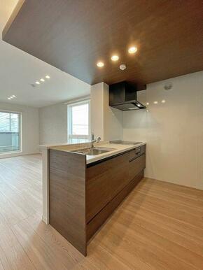 お手入れが簡単な３口のＩＨコンロのグリル付きシステムキッチンです。