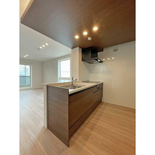 お手入れが簡単な３口のＩＨコンロのグリル付きシステムキッチンです。