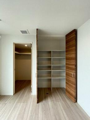 洋室６．５帖　収納棚とウォークインクロゼットがございます。