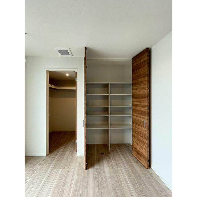 洋室６．５帖　収納棚とウォークインクロゼットがございます。