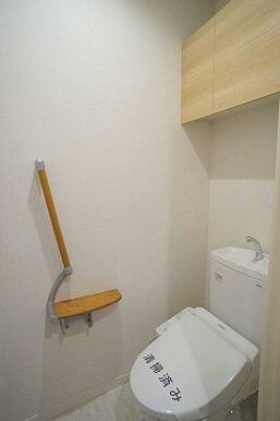 トイレ　暖房洗浄便座付きです。収納棚、タオル掛け、手すり付きです。