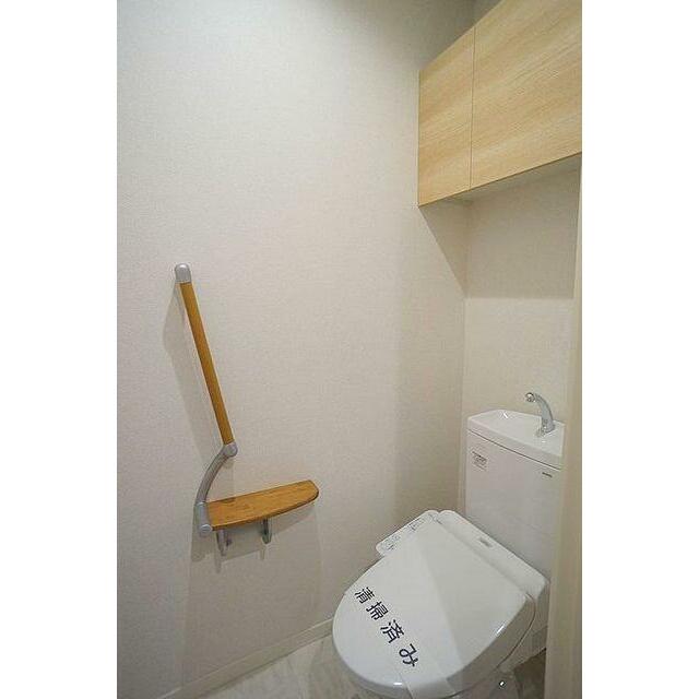 トイレ　暖房洗浄便座付きです。収納棚、タオル掛け、手すり付きです。