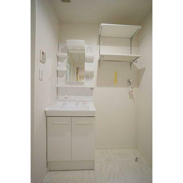 洗面所　洗髪洗面化粧台はシャワー付きです。室内洗濯機スペース、収納棚、タオル掛け付きです。