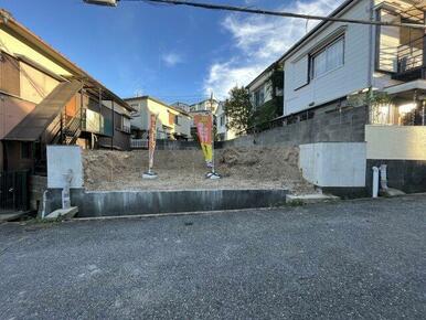 緑が多い、閑静な住宅街です。 間口：約9.3ｍ　幅員：約5.4ｍ