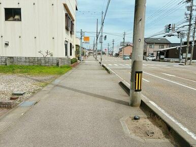 前面道路の交通量はそれ程激しくありません！