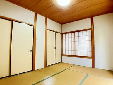 「洋室」約7帖・収納付きの洋室です。